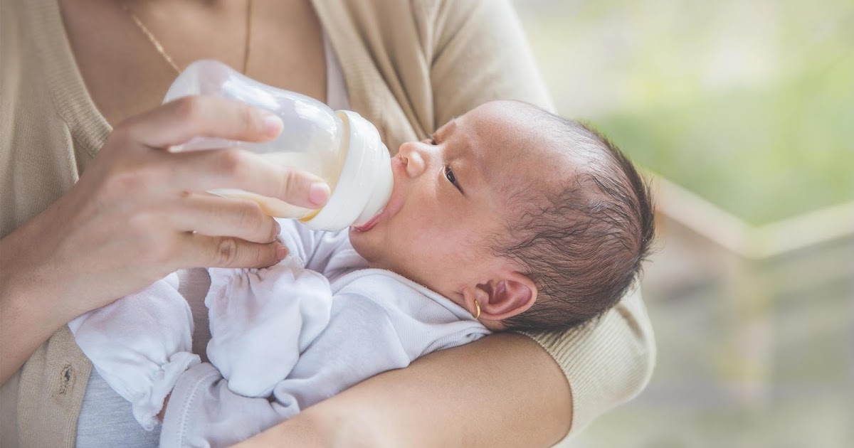 How to hold a newborn baby while bottle feeding