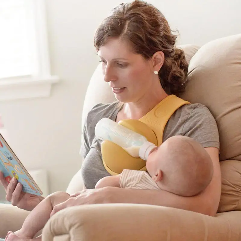 When do babies start feeding themselves with hands