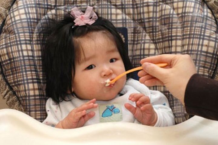 How to start infant on baby food