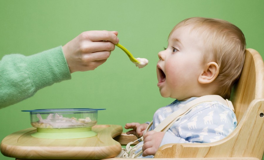 Signs that your baby is ready for solid food