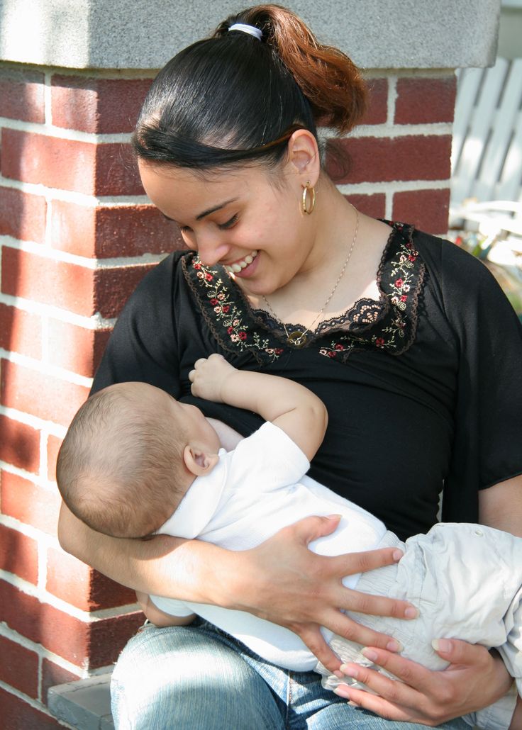 Feeding baby another mother's breast milk