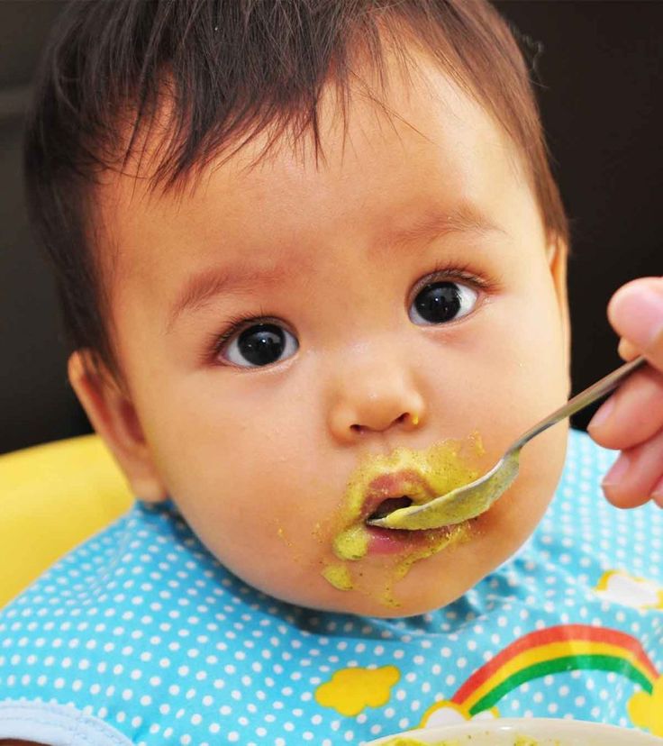 How to start feeding a baby solid food