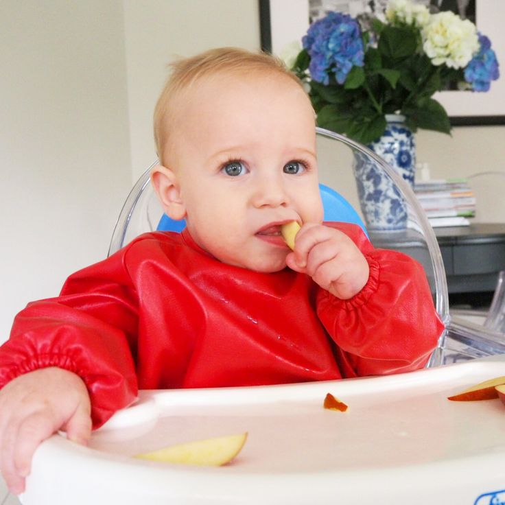 When do babies start to feed themselves