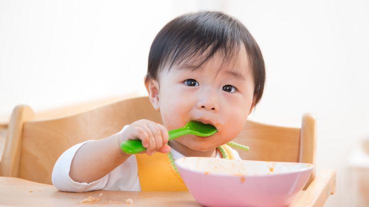 When should infants start eating baby food