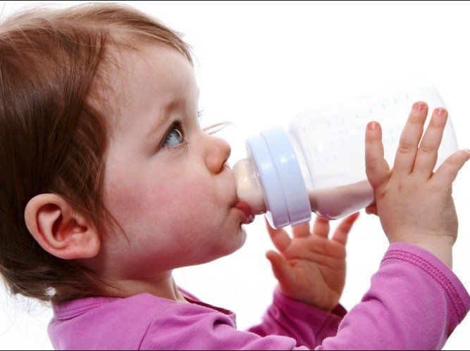 Baby swallowing air while bottle feeding