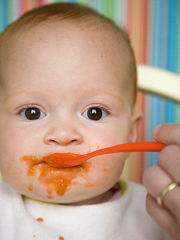 How old do babies start eating solid food