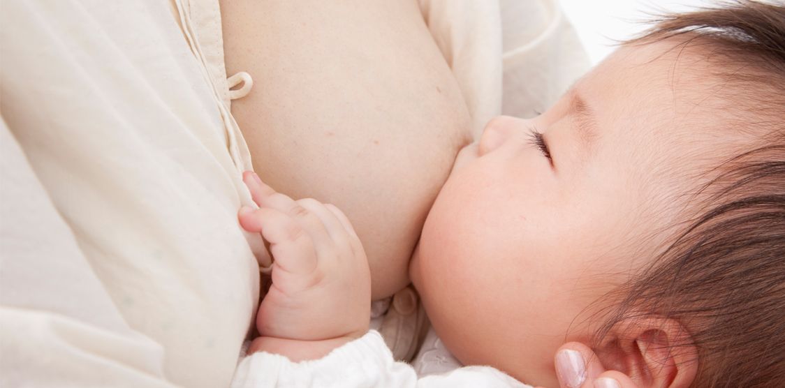 Breastfeeding and formula feeding baby