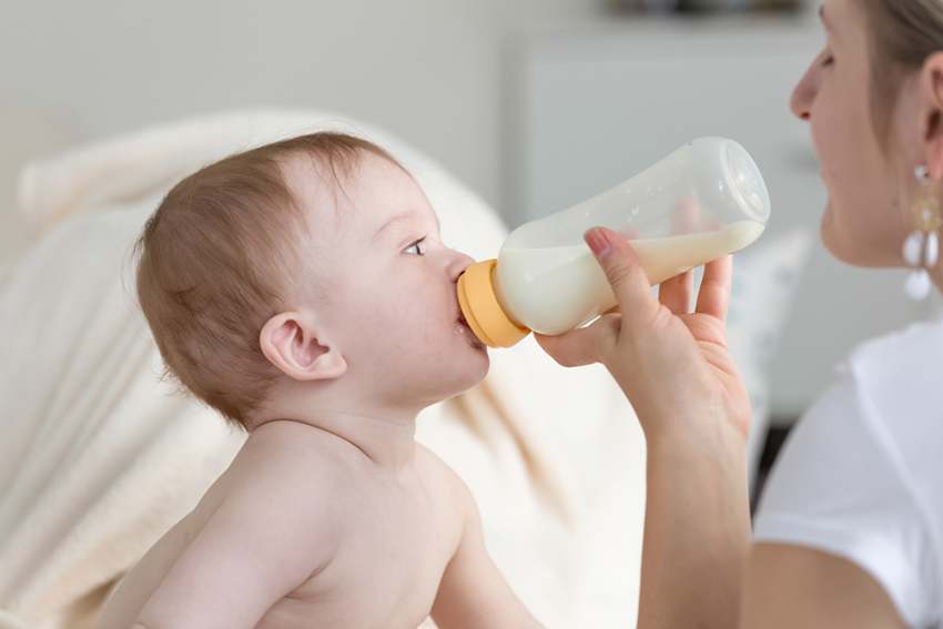 How to hold baby bottle while feeding