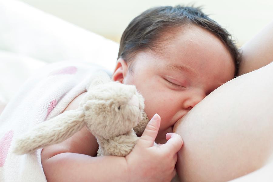 How long to feed a newborn baby