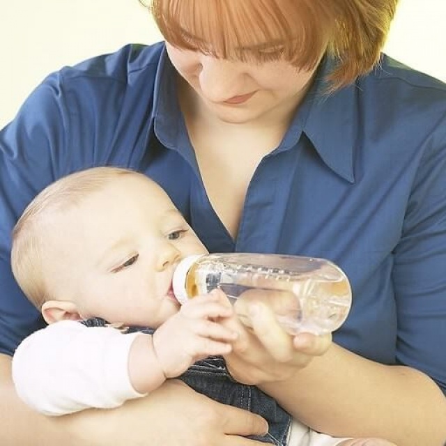 3 week old baby formula feeding