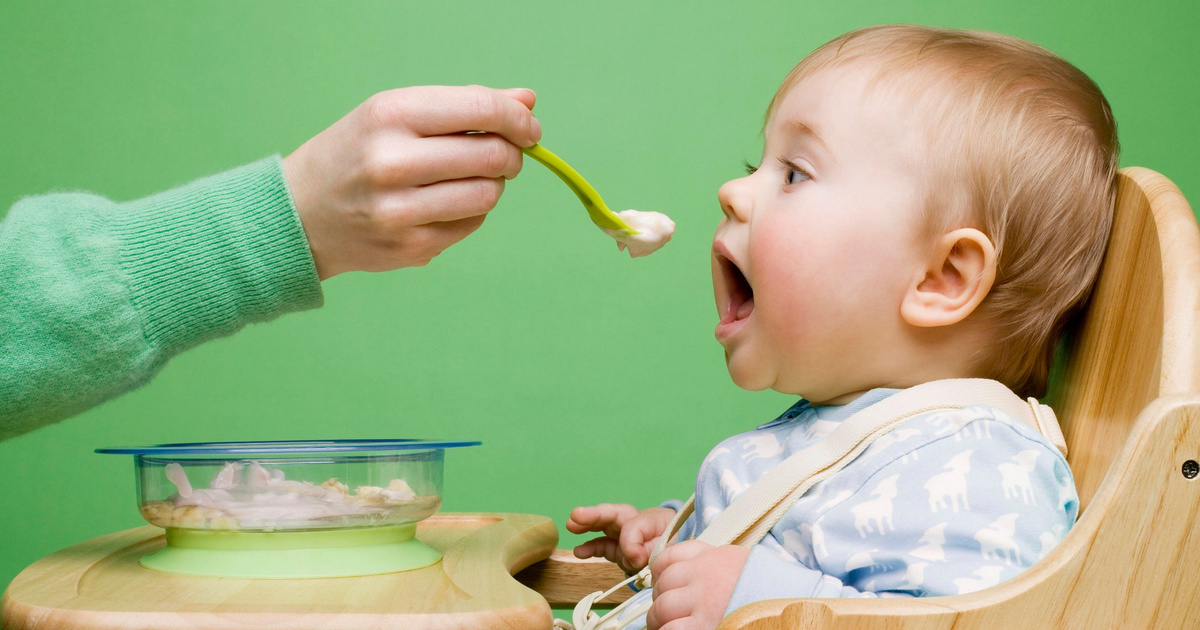 Baby spitting food out