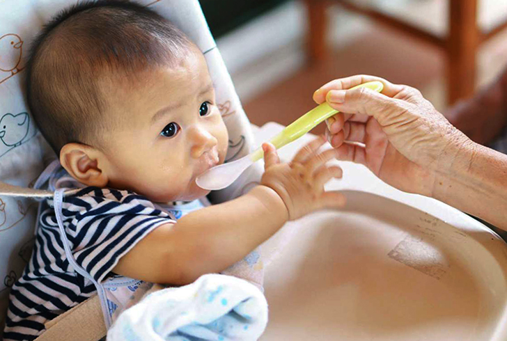 Feeding baby cereal at 6 weeks