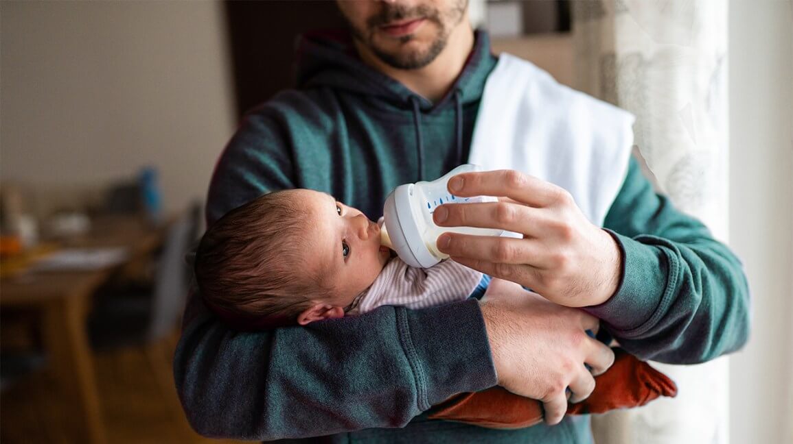 Feeding your baby breastmilk and formula