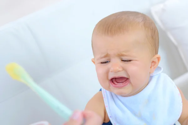 Baby crying in middle of feeding