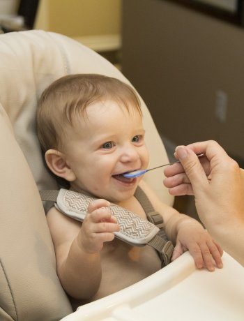 What age to start feeding baby food